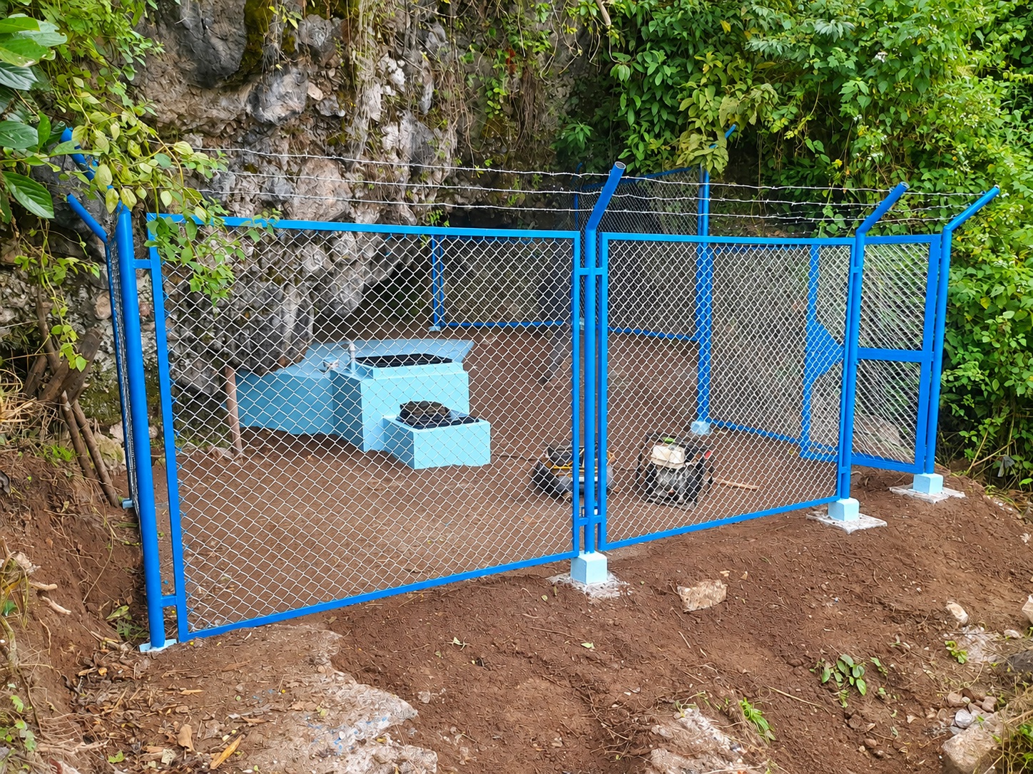 Cerco metálico azul de instalaciones de agua en Bolívar, La Libertad