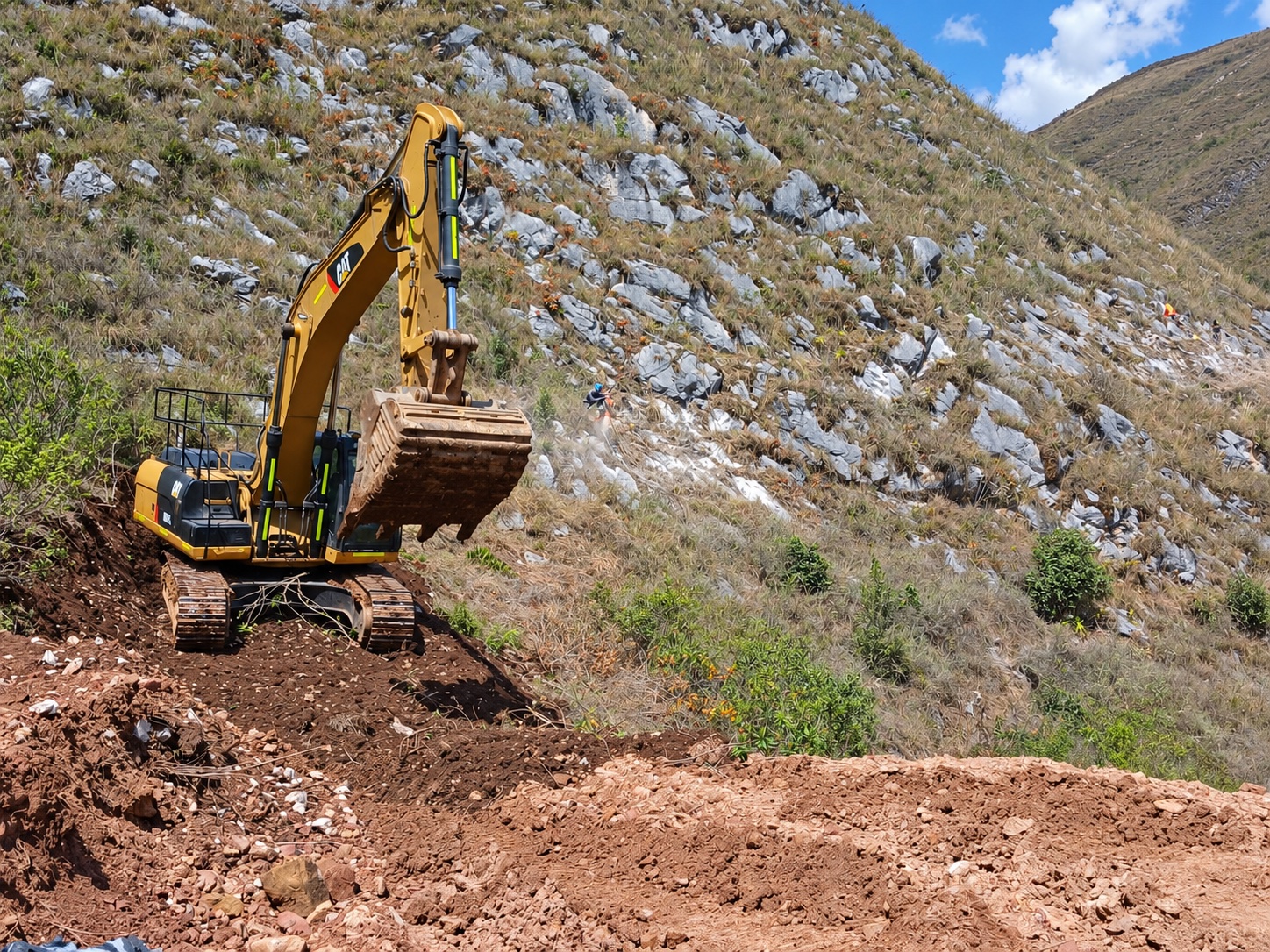 Excavadora sobre orugas en trabajos viales en Bolívar, La Libertad