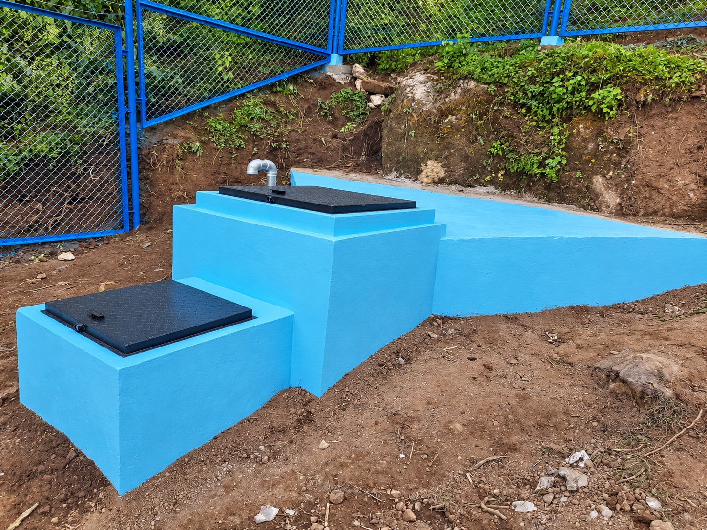 Cámaras de infraestructura de agua en Bolívar, La Libertad, con tapas de inspección y ventilación